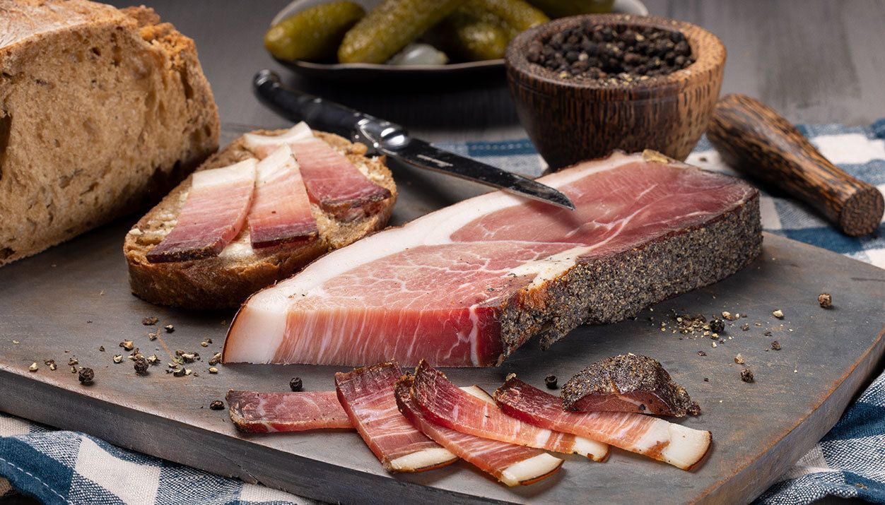 Schinken auf einem schwarzen Tablett mit Brot