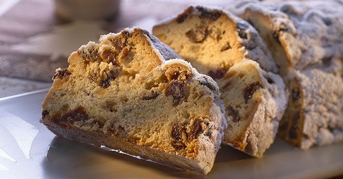 Christstollen serviert auf einen Teller