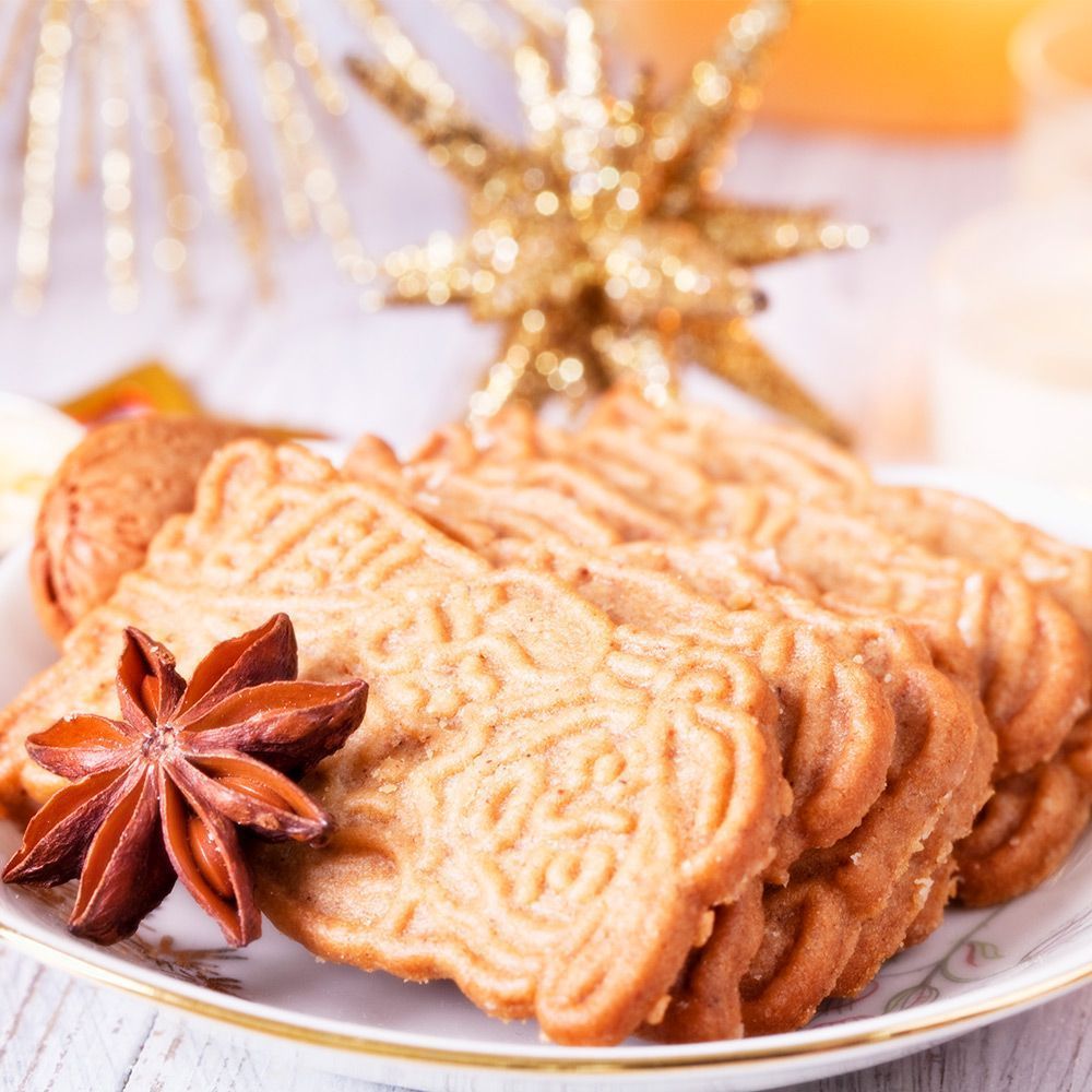 Spekulatius serviert auf Teller