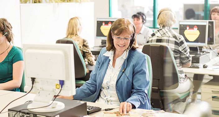 Mitarbeiterin im Call-Center von Lebkuchen-Schmidt