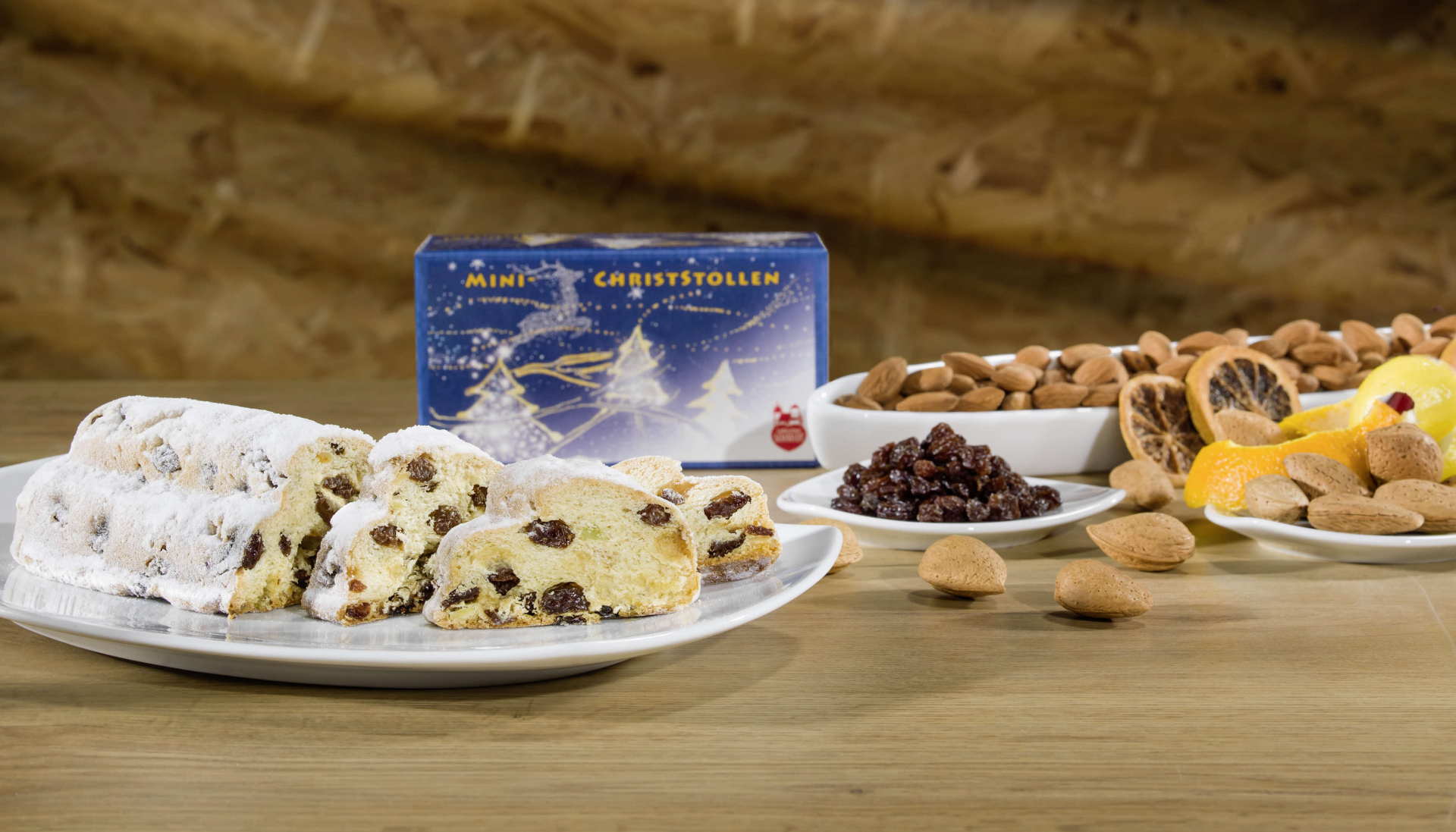 Lebkuchen-Schmidt Mini Christstollen serviert auf eine Teller