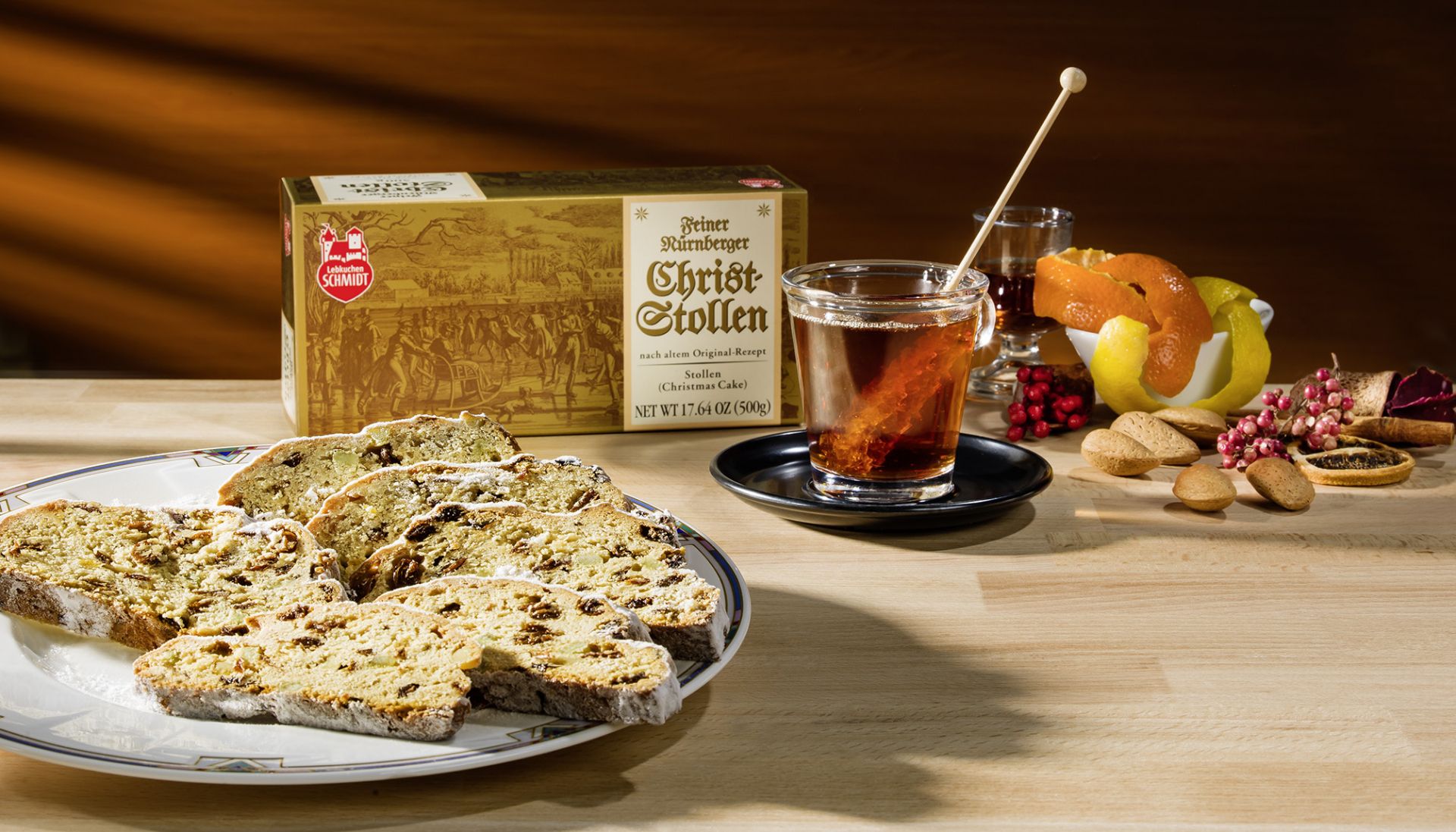 Lebkuchen-Schmidt Feiner Nürnberger Christstollen serviert auf einen Teller