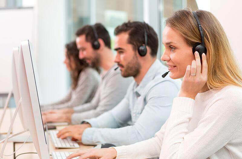 Mitarbeiter von Lebkuchen Schmidt machen Telefonsupport