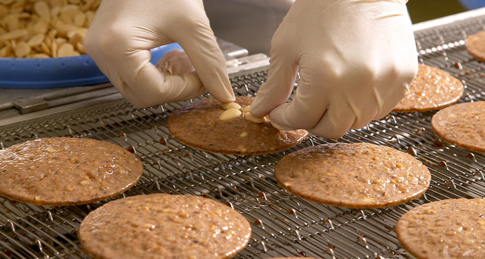 Lebkuchen wird mit Erdnüssen verfeinert