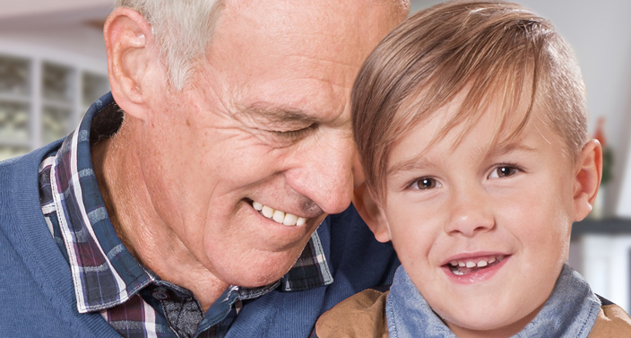 Lächelnder Großvater mit Enkelkind