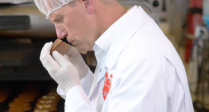 Lebkuchen-Schmidt Mitarbeiter riecht an Lebkuchen