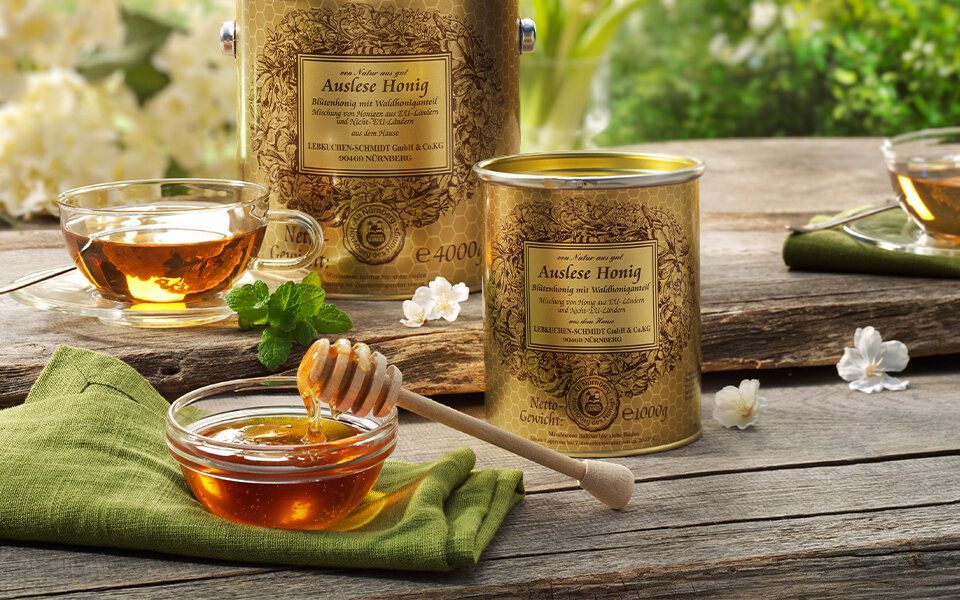 Sommerlicher Frühstückstisch mit verschiedenen Honigen von Schmidt