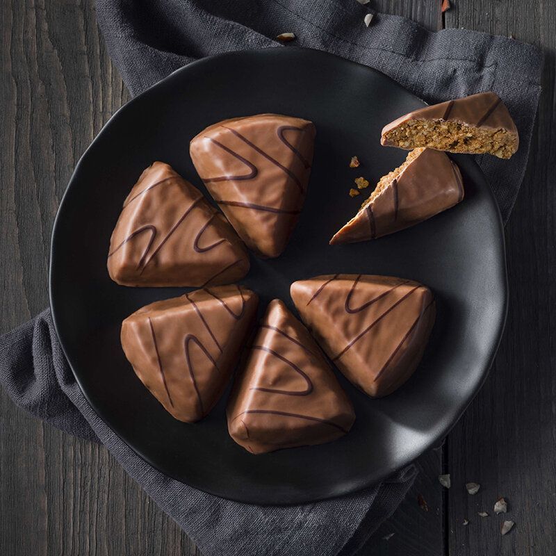 Kleine Schokoladenküchlein auf Schieferteller