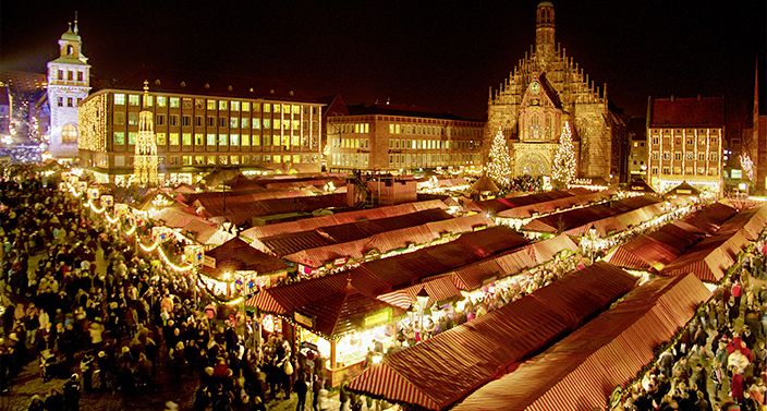 Traditioneller Nürnberger Christkindlesmarkt bei Nacht